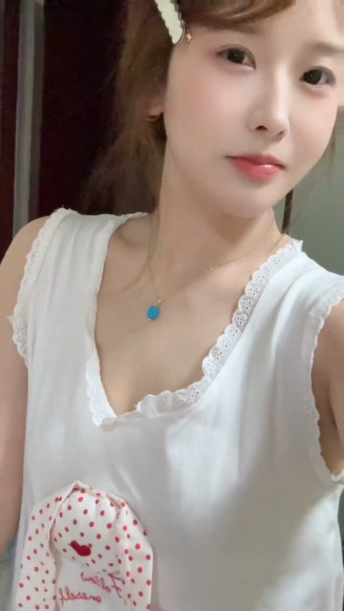 可愛いバニーガール、白いキャミソールとストッキングで誘惑　自撮りで大きな胸の深いVラインを見せる