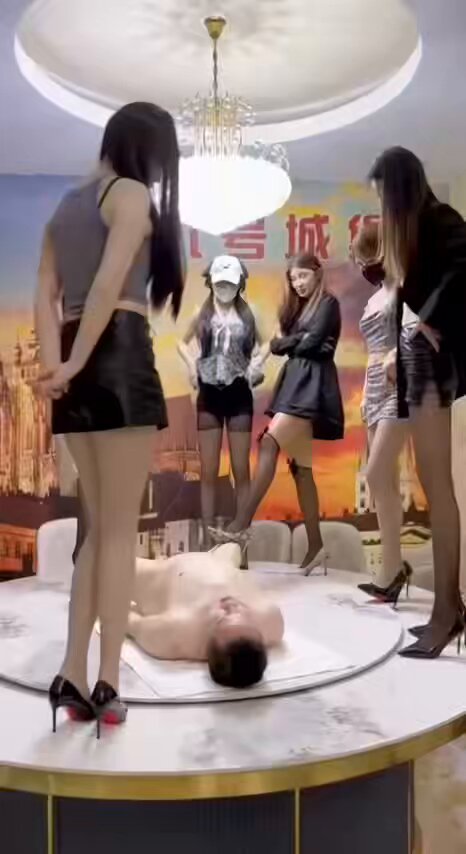 贱狗 躺在餐桌上 被主人们 随意的玩弄
圆盘不停的转动 随时随地停留在主人们的胯下 渴望着 望向主人的胯下 迎接主人们的圣水
#群调 #女控主义


 
 
 