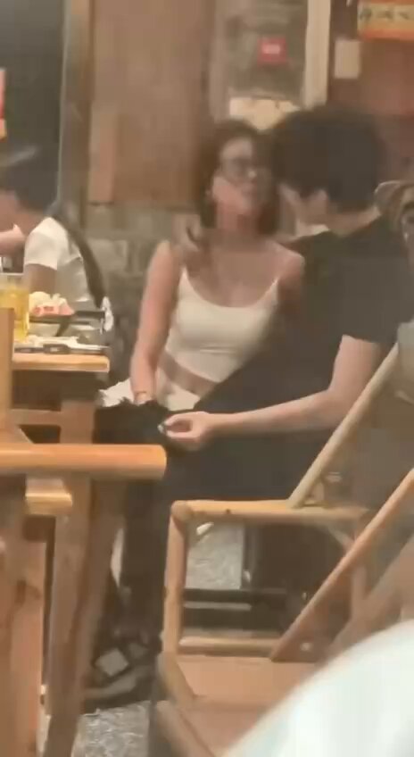 レストランでの激しいキス！キャミソールで谷間を見せるセクシーなギャルがイケメンに激しくキスされ、愛撫される