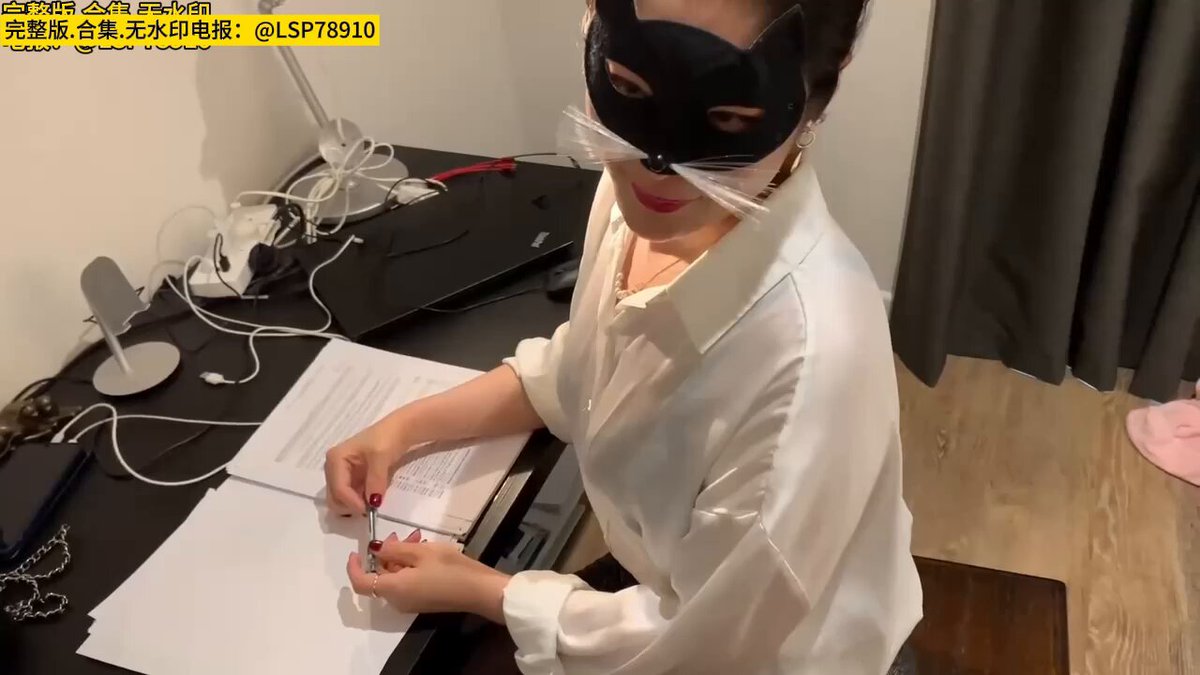 #肥臀淫妻 第4集 俩人还玩剧情,潜规则女下属
“你有什么具体的生活困难吗”
“我有两个孩子要上学,老公也下岗了”
“你来公司那么多年,你还不知道你...