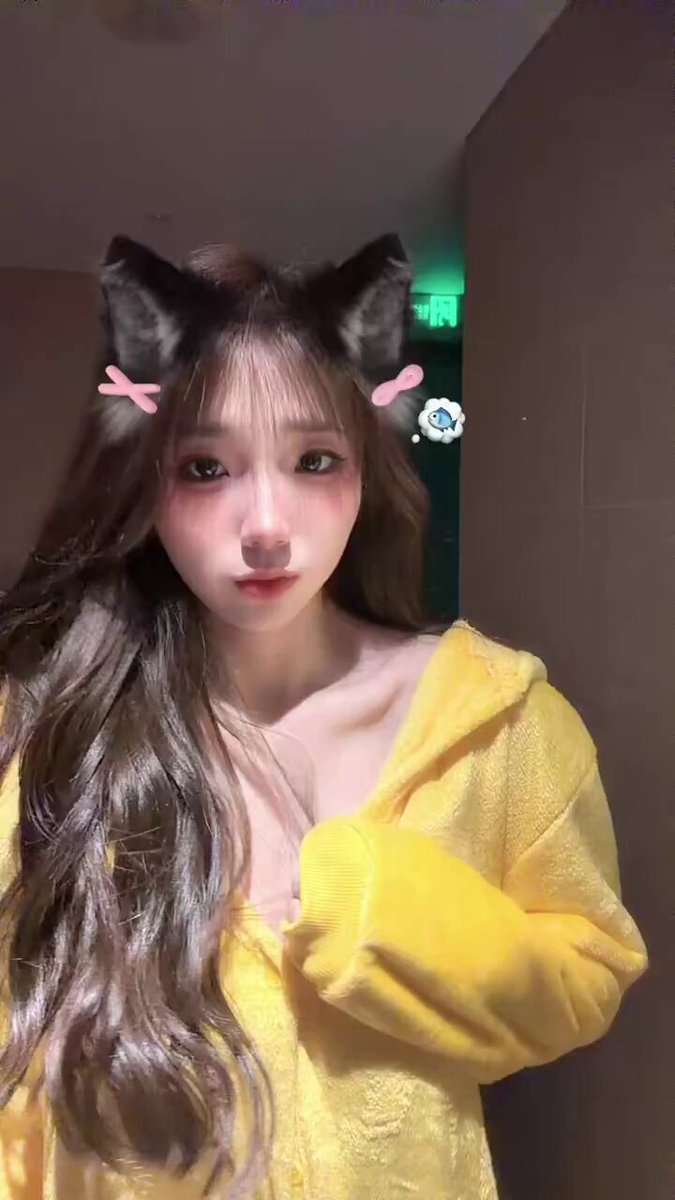 猫耳美女がバスローブを脱ぎ、深Vの巨乳誘惑を披露 — 123av.fun独占