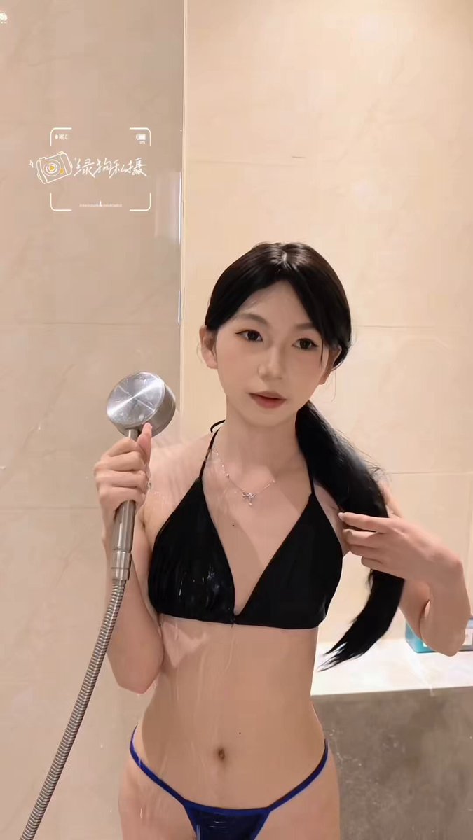 看着就很反差的妹子！这颜值谁能顶得住呢？看看这茂密森林，我还是要好好研究，扶着腰，抓着大灯，疯狂前后！！妹妹大喊射我嘴里，我想吃… 