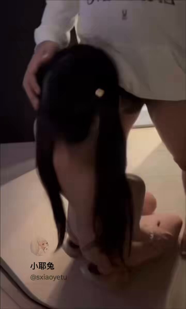 长发美女翘臀后入式狂干！马尾甩动高潮喷水