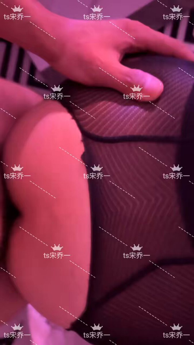 Adikku yang tingginya 190 cm datang ke rumah dan bilang dia suka cermin. Dia menyuruhku membungkuk di depan cermin, lalu dengan paksa men...