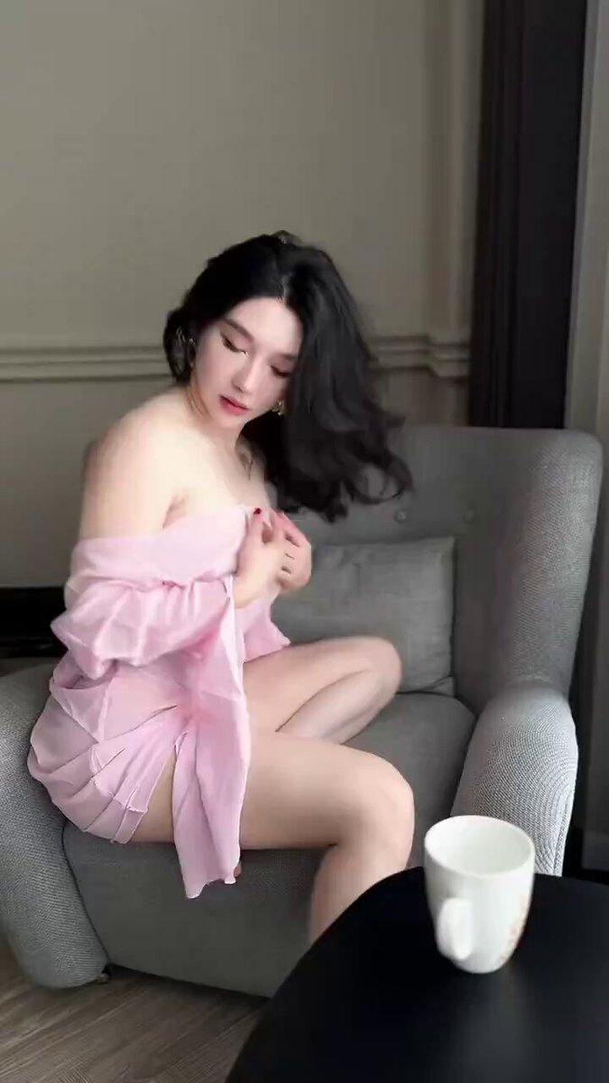 粉色睡袍诱惑！黑发美女沙发上裸肩翘腿秀美穴