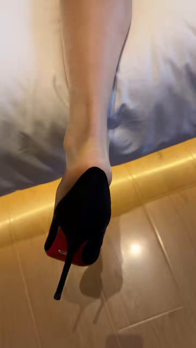 OL美女穿高跟鞋翘臀插香蕉自慰秀