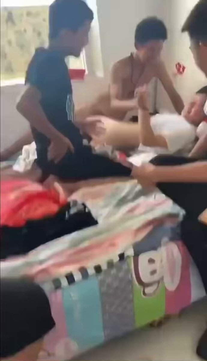 青春期弟弟们放学后在炕上忍不住上自己的姐姐，下体猛烈的撞击摩擦，小穴再次被弟弟的白浊液快速中出！
（ 