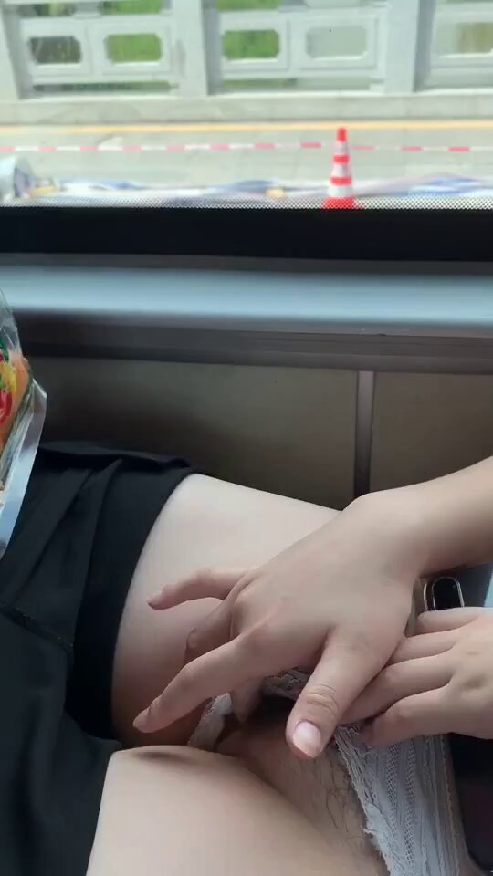 地下鉄の少女が大胆に自らオナニー、白いシルクのパンティーが濡れて絶頂