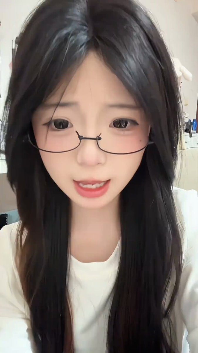 メガネ萌えの女の子、黒髪ロングストレートの誘惑　濡れた赤い唇と揺れるプリッとヒップ