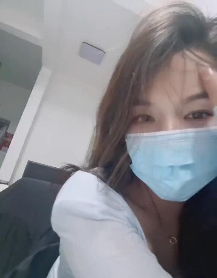 マスク美女の誘惑セルフィー！狐のような目が魅了し、マスクを引き裂きたくなる（編集済み）