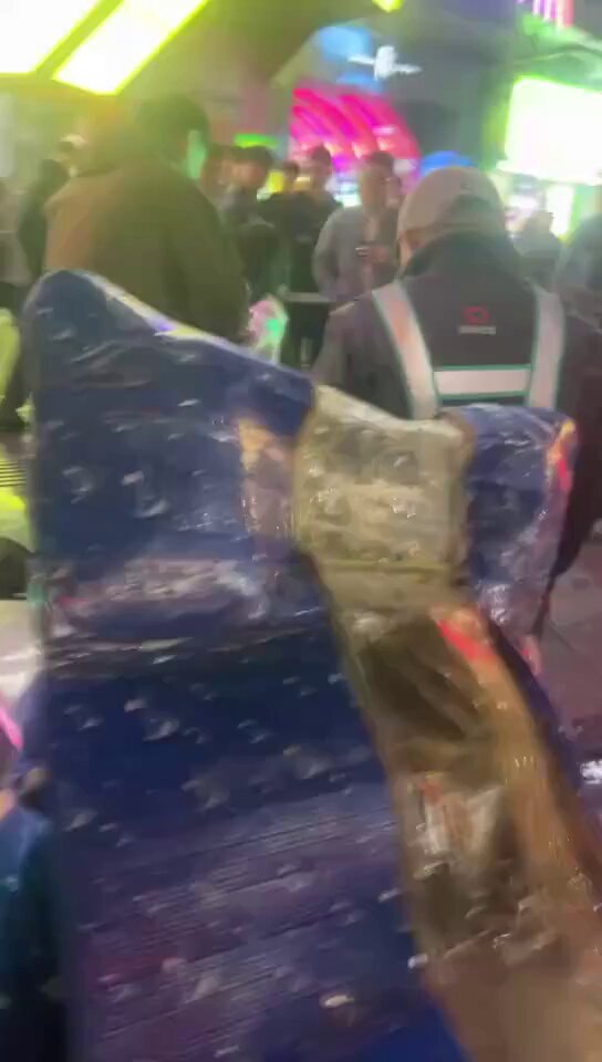 街头暴露狂少女！粉裙露臀被警察围观狂抓奶