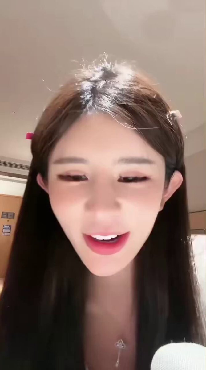 宝宝，帮我看看这个项链好不好看？ 