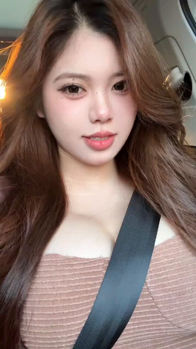 车内爆乳美女安全带勒紧深沟诱惑