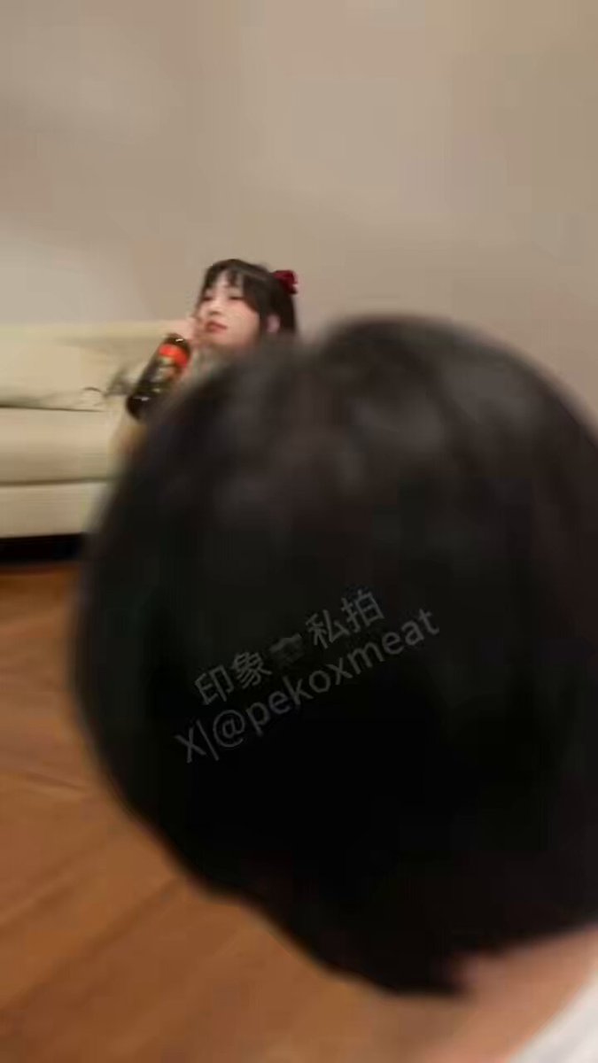 红裙萝莉沙发上大开腿诱惑 高跟鞋玩弄私处超撩人