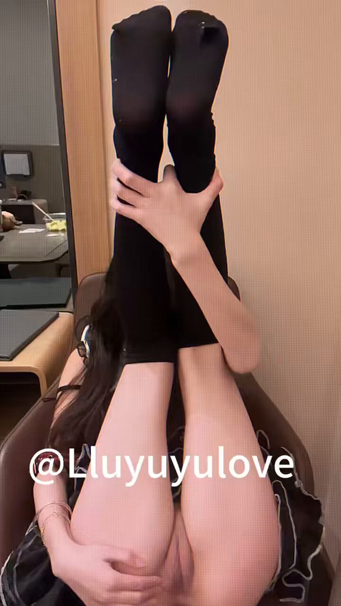 黒ストッキングとプリッとしたヒップが完全露出！Luyuがホテルでワイルドにあそこを弄る