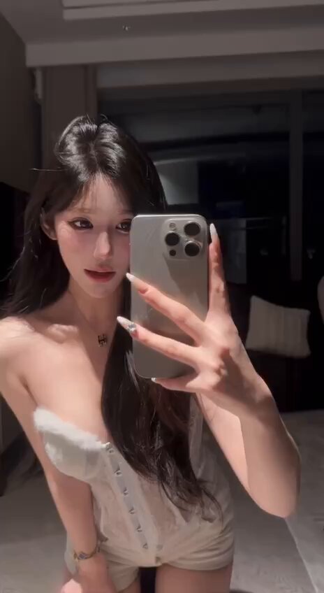 黒くて長いストレートの美女が自撮り、爆乳の深Vタイト衣装で超誘惑！123av.fun独占特典