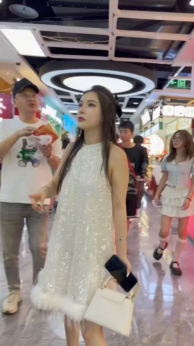 商场羽毛裙美女走光！豹纹内裤翘臀全曝光