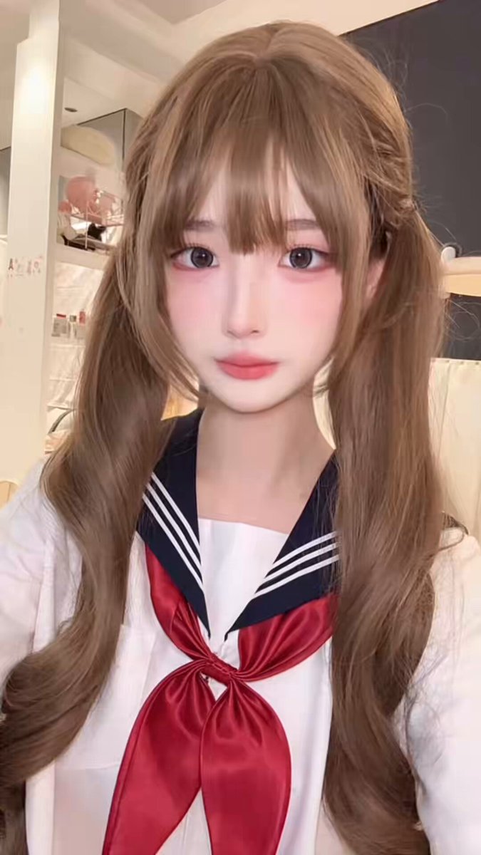 可愛いツインテールJKが制服を引き開き、ピンクの大きな胸を露出して誘惑する自撮り