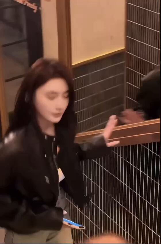 バーの誘惑！レザージャケットの美人が谷間を見せて自撮りで誘惑