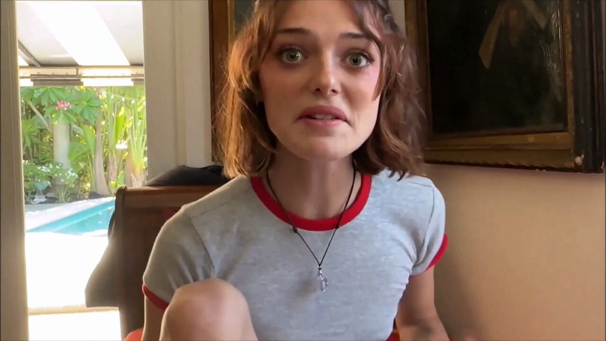 纹身美女沙发狂舔大屌 骑乘猛插湿穴高潮喷水！