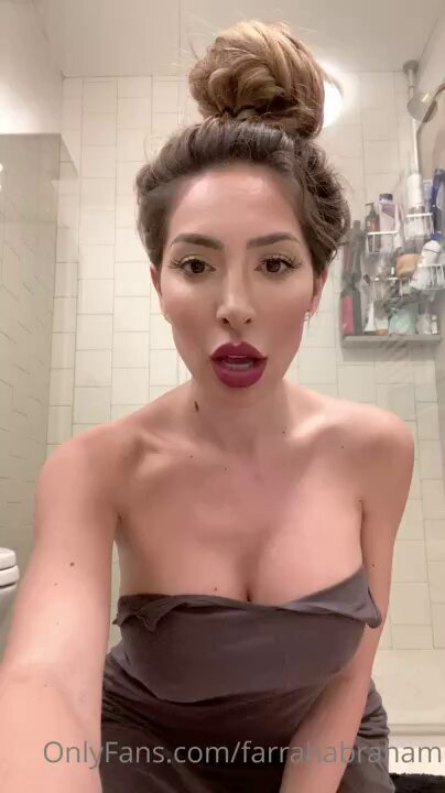 Bathroom Busty Bombshell Farrah Abraham Deep-V Low-Cut Teasing Tongue-Out Selfie