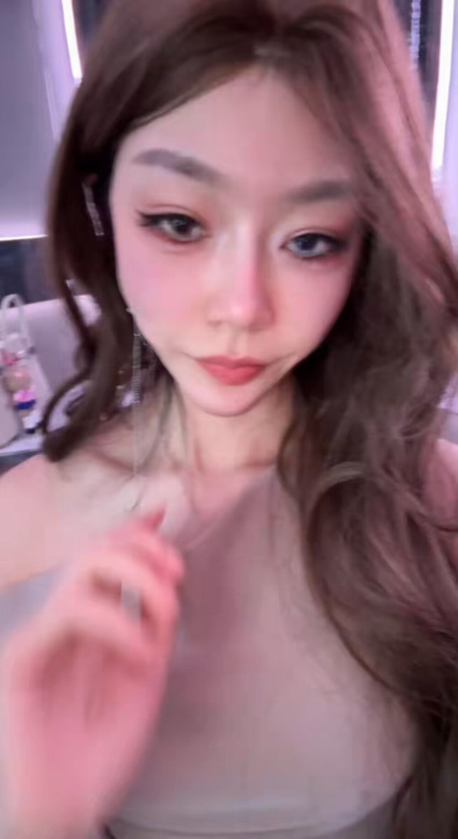 色っぽい狐系美女のピンク肩出しミニでのセルフ誘惑ショー、123av.fun独占ホット生配信