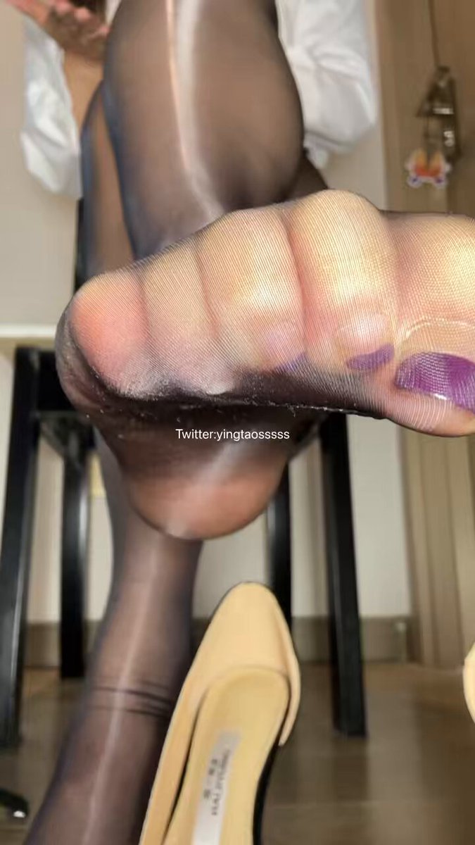 油亮黑丝➕红底高跟鞋快滚😡过来趴在妈妈面前，一只丝袜脚狠狠插你狗嘴里，再套着妈妈的丝袜上下，上下，强制打飞机被妈妈给臭🐍🥵
(
(关注➕点赞...