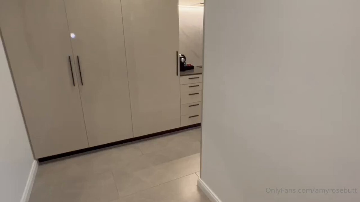 金髪の逸材・高所裸ヨガで太チンコを狂ったように手コキ、潮吹き絶頂！