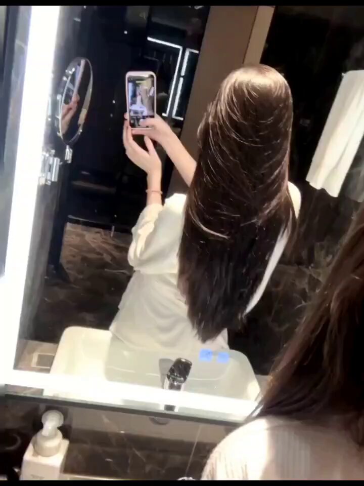 ホテルのバスルームで自撮り！ロングヘアの美女が鏡の前でスカートをめくって誘惑、濡れてヒップを見せつける