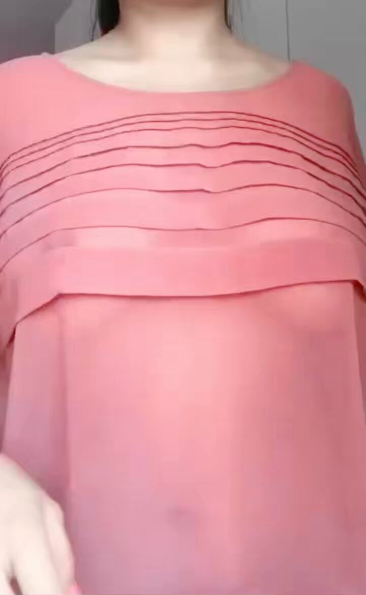 Um fã me enviou uma mensagem privada dizendo que gosta de assistir ao vídeo da minha esposa exibindo os seios. Postarei outro hoje. També...