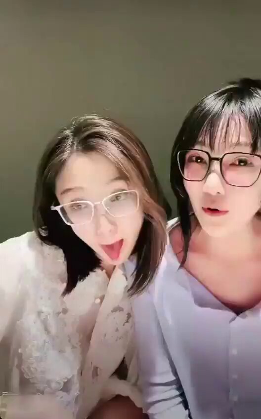 眼鏡の姉妹が舌を出して激しく挑発 — 123av.fun 超誘惑ダブルショー