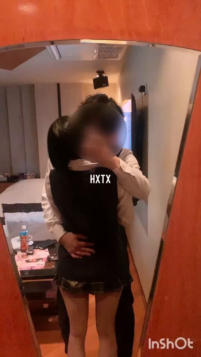 ホテルの鏡の前で黒ストッキングの学生服の女の子が彼氏に後ろから激しく突かれる！超ミニスカでプリッとしたお尻が揺れる