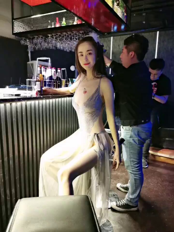 酒吧透明睡裙美女大秀翘臀走光诱惑