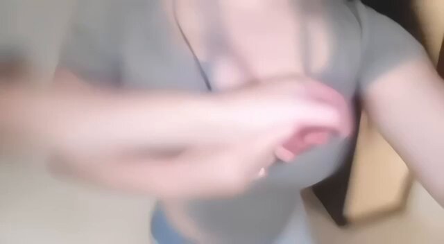 巨乳美女灰T恤被大力揉胸 奶子快挤爆了！