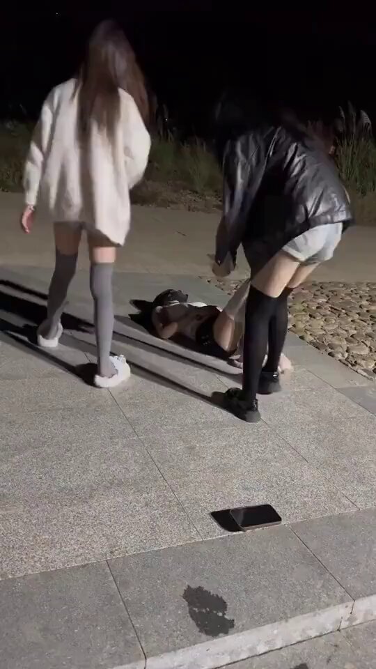 深夜の街角で美女二人が黒人男性を取り囲み、デカチンを狂ったように擦る！ヒップが上がった黒ストで濡れ、汁を噴き上げて絶頂