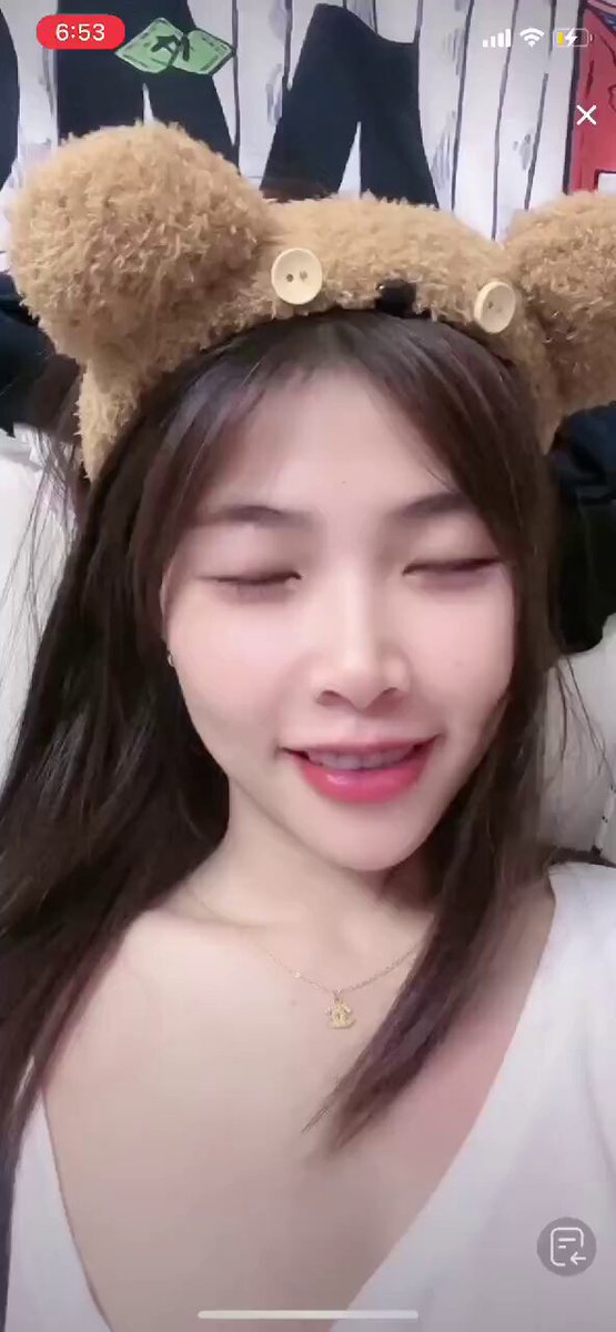 熊の耳を付けた美女の配信誘惑！胸元が開いた白T、深い谷間で揺れる巨乳がたまらない