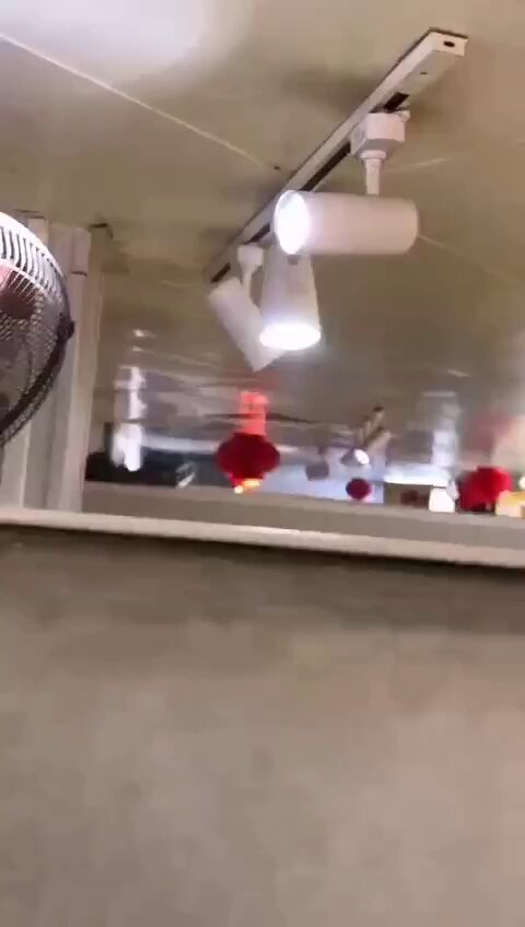 现场实况，火锅店直接开战。 赶紧看，马上删了 ... 