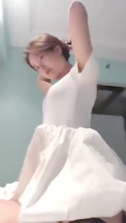 White Dress Beauty Shakes Her Perky Butt and Masturbates to Orgasm | 123av.fun Exclusive Temptation