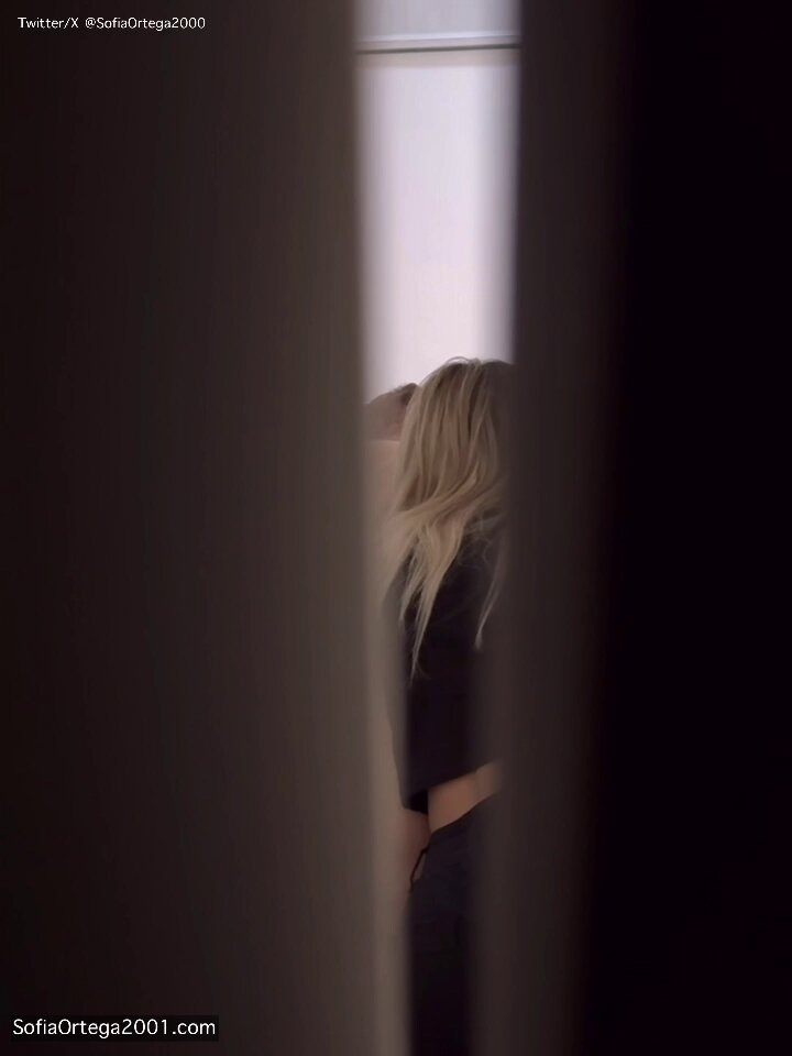 «Hvis du elsker meg, spis en 110 kg feit gris den 20. mai.»

 
 
 
 