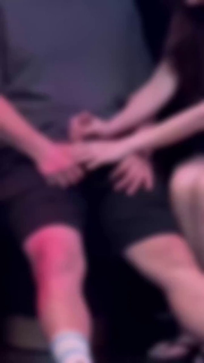 夜店沙发激情！男手直探女友短裤内狂摸骚穴