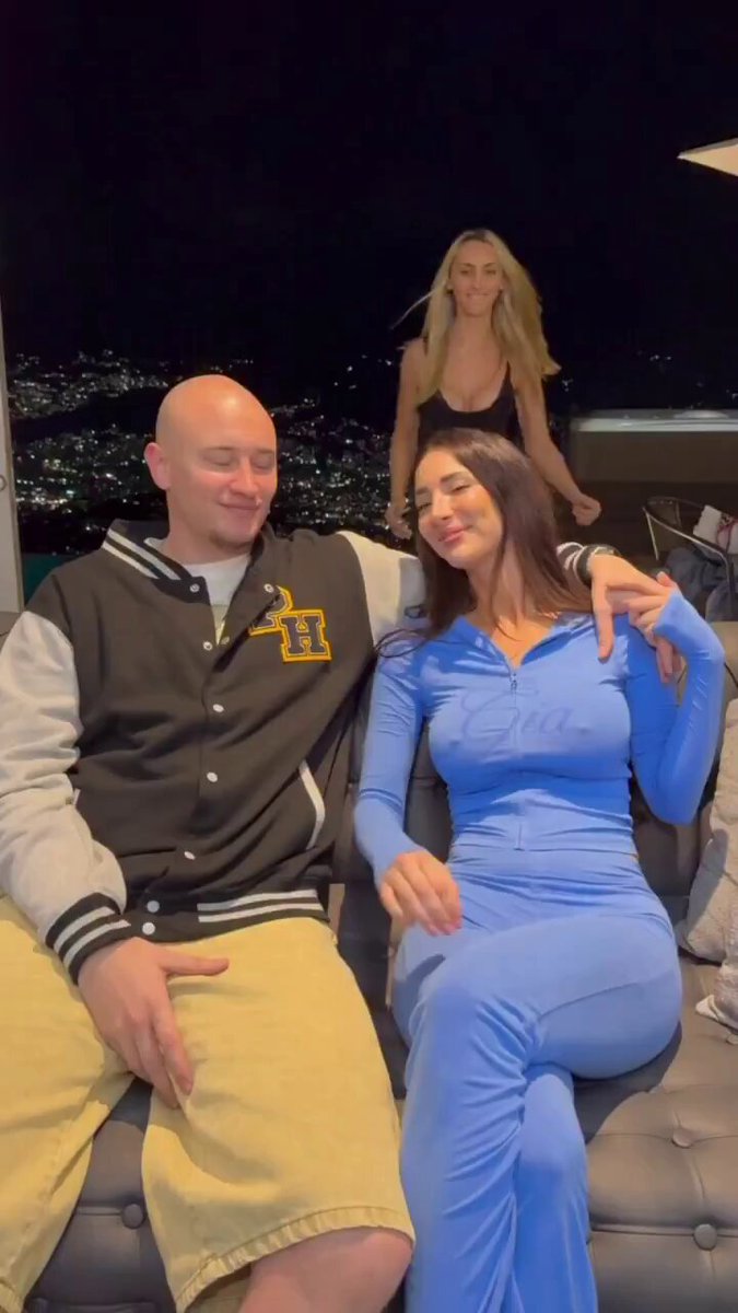 ヨットの夜の3P！坊主のイケメンが二人のセクシーな美女に激しくキス