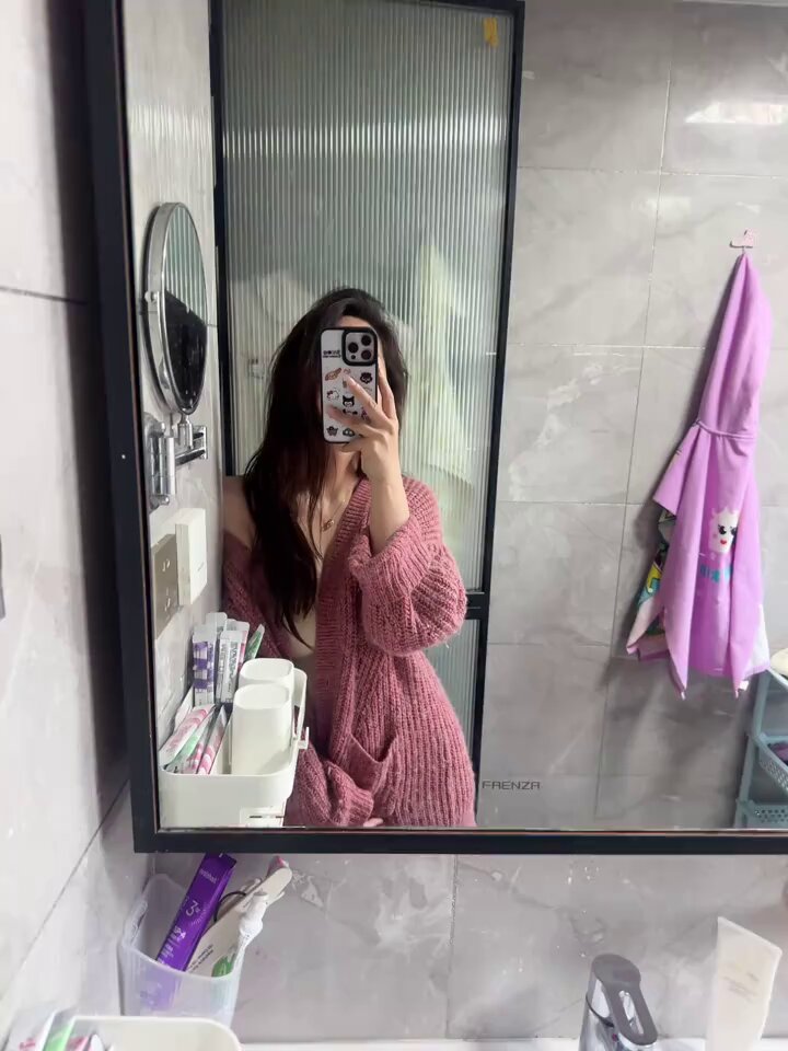 Bathroom Selfie! Pink Sweater Beauty Shows Off Her Figure with Shoulder-Baring Tease