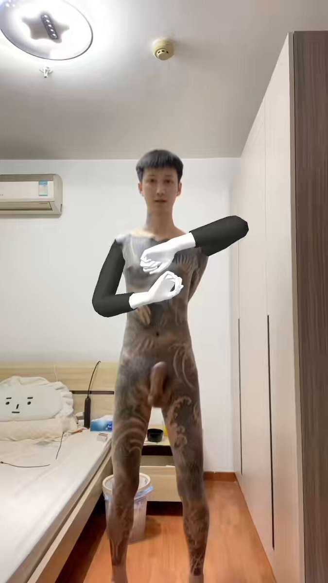 dy🎶网红何凯龙流出 大鸡巴真大 这一身通体大纹身 