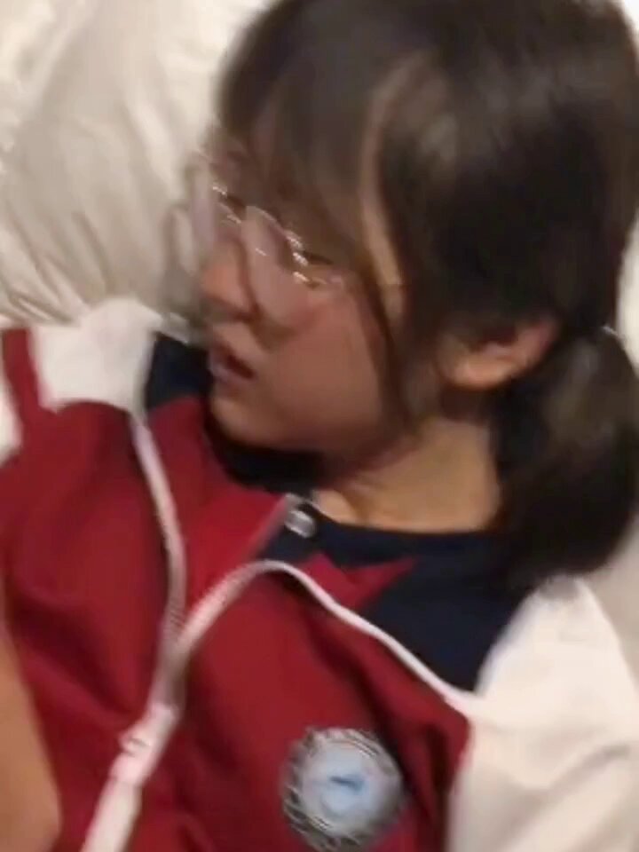 眼镜学生妹校服熟睡中被黑布蒙脸玩弄 高潮呻吟不断