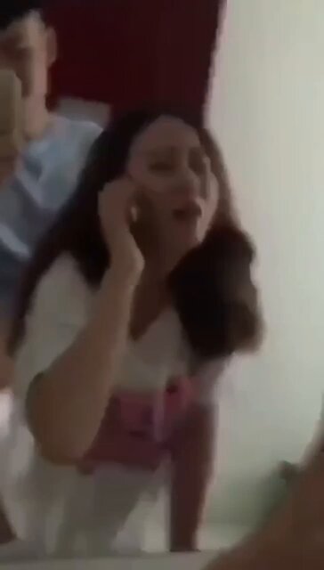 電話で誘惑、ハードに犯され！長髪美女が電話をしながら後背位で激しく突かれ連続絶頂