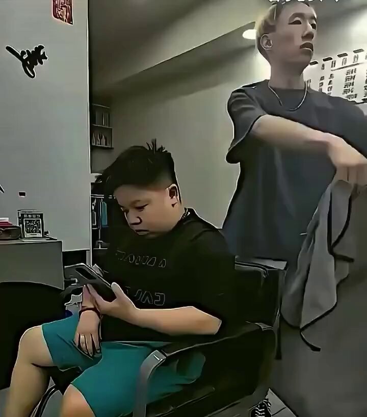 理髪店で若いイケメンのチンコが露出！超気まずい勃起