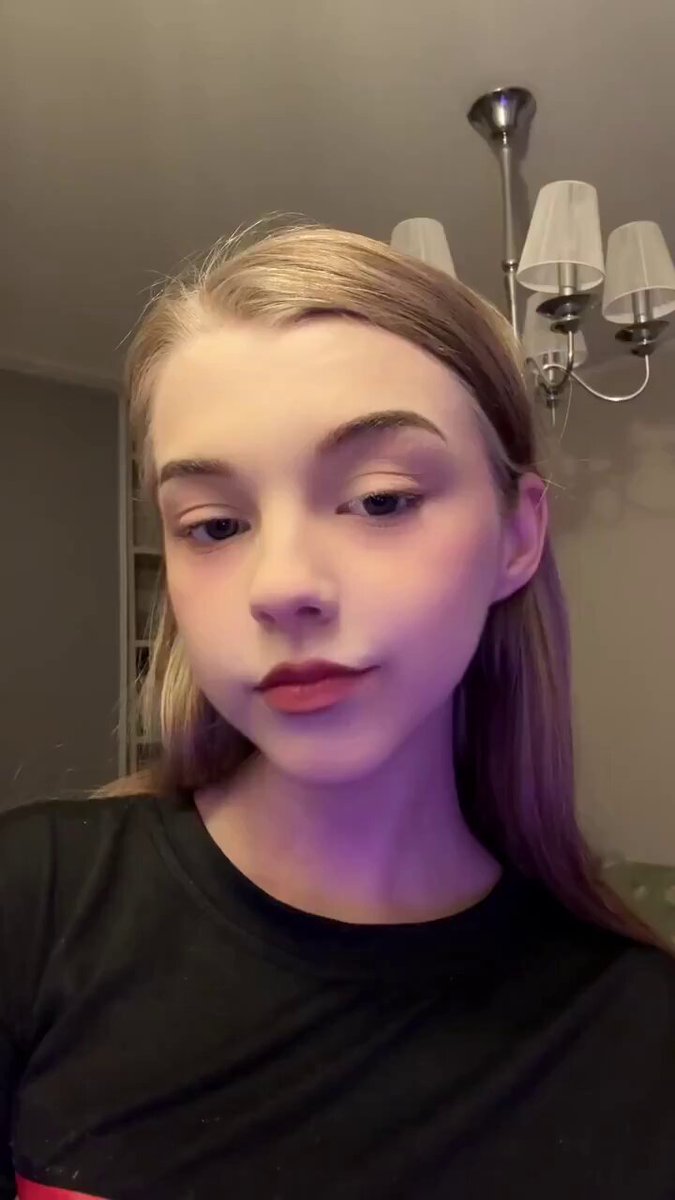 金髪少女が黒ストのヘアゴムで挑発、自分で愛撫する誘惑