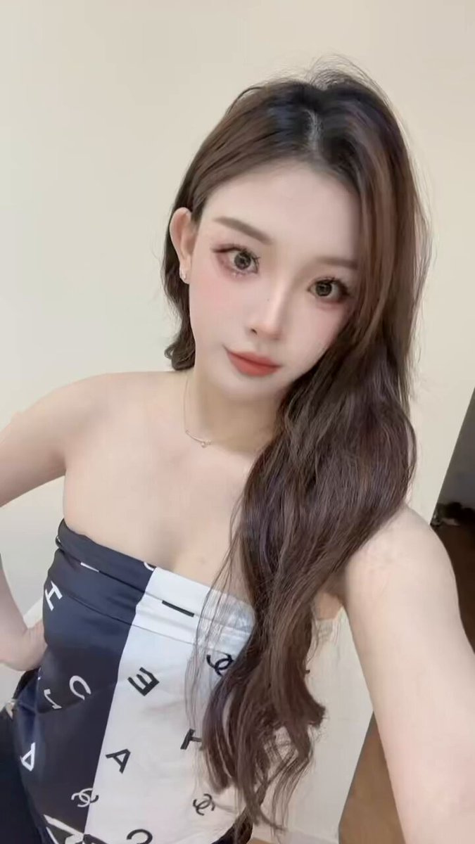 Fox‑eyed beauty COCO shows off alluring breasts with a handkerchief chest wrap — 123av.fun exclusive hot self‑shot