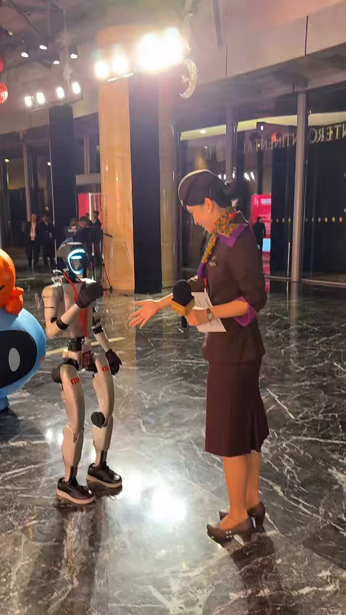 BTS球员进晚宴后，我交了个新朋友 053号🤖|#外航空乘

 
  