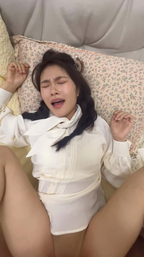 白シャツ美女がベッドで脚を高く上げて膣を激しく突かれる！巨根が花芯を直撃し喘ぎが止まらない